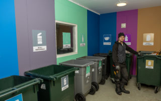 Fastighetsskötare Johan Bergman visar de nya soprummen.