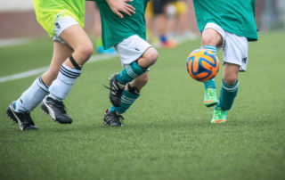 Barn-spelar-fotboll-i-boden