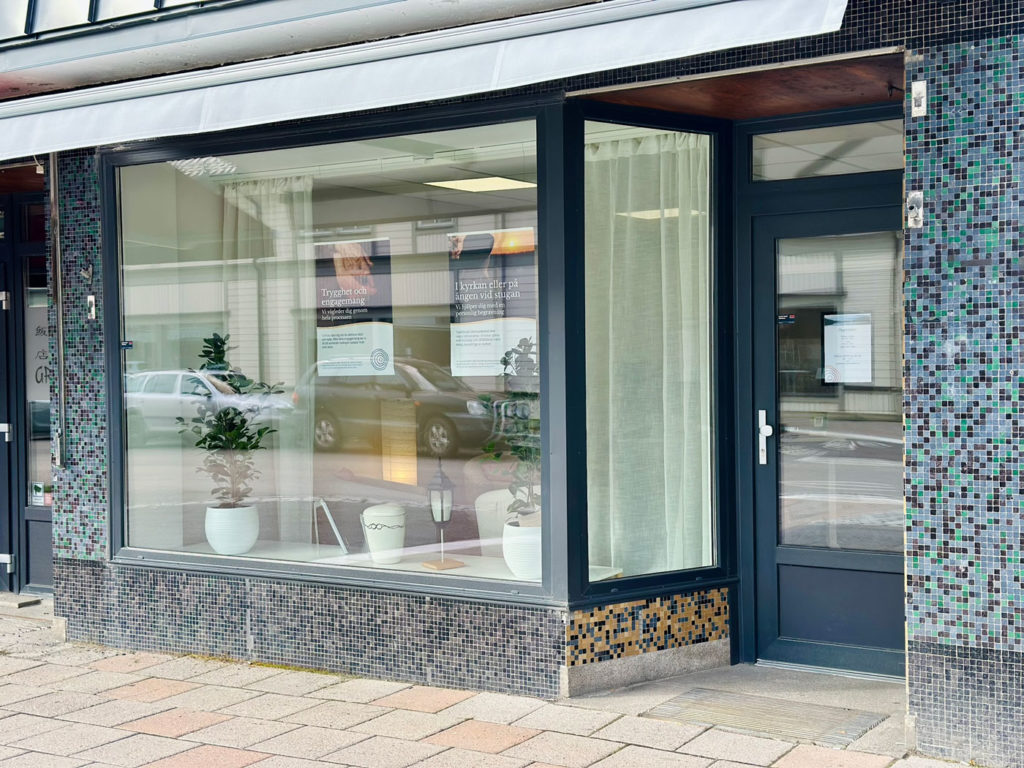 Bodens-begravningsbyra-skyltfonster