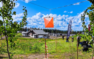 Orienteringskontroll hänger mellan träd i Storklinten