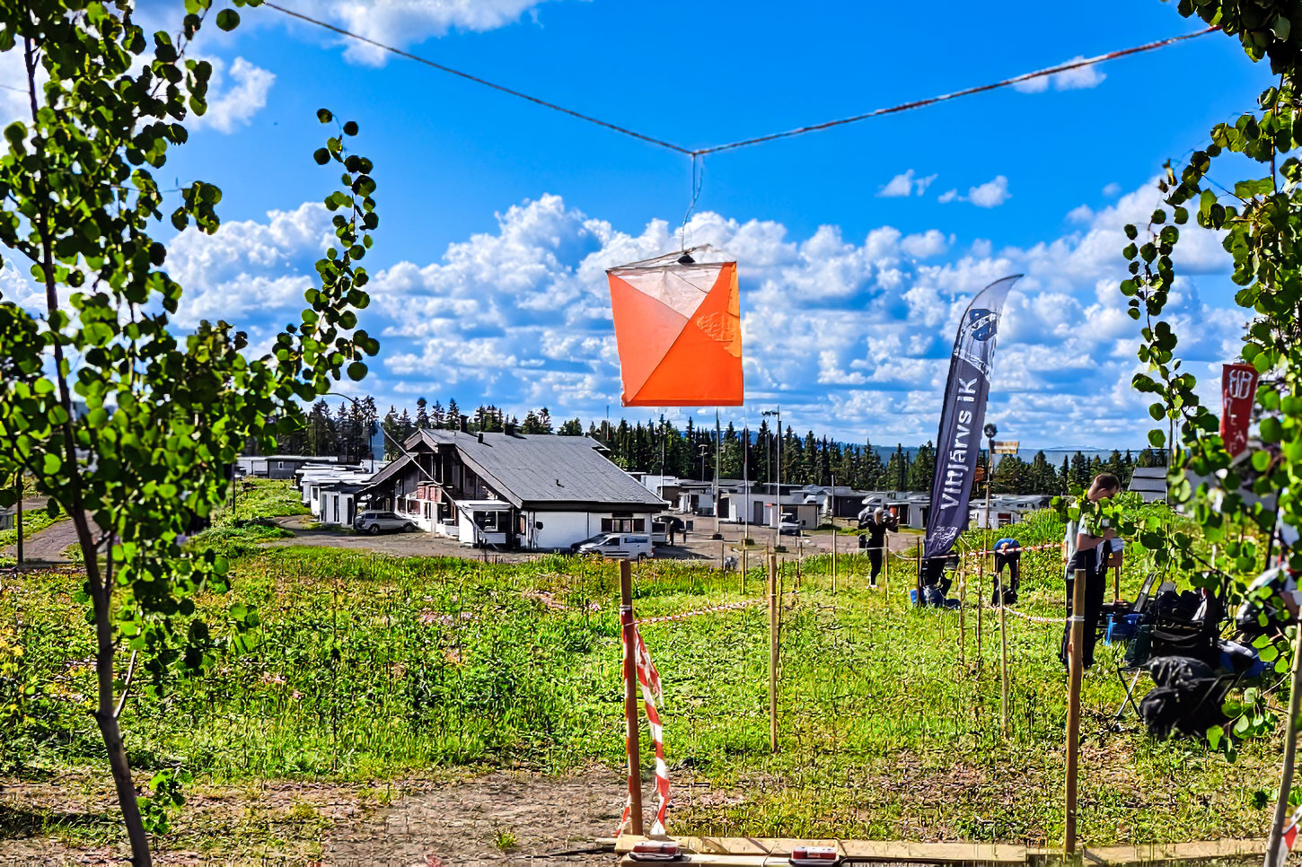 vittjarv-ik-orientering Orienteringskontroll hänger mellan träd i Storklinten