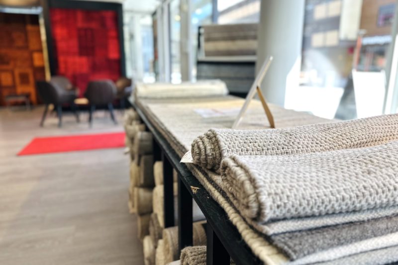 Närbild mattor i butik